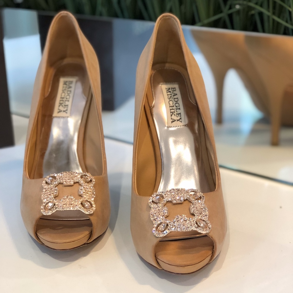 *NEVER BEEN WORN* BADGLEY MISCHKA EMBELLISHED PUMP